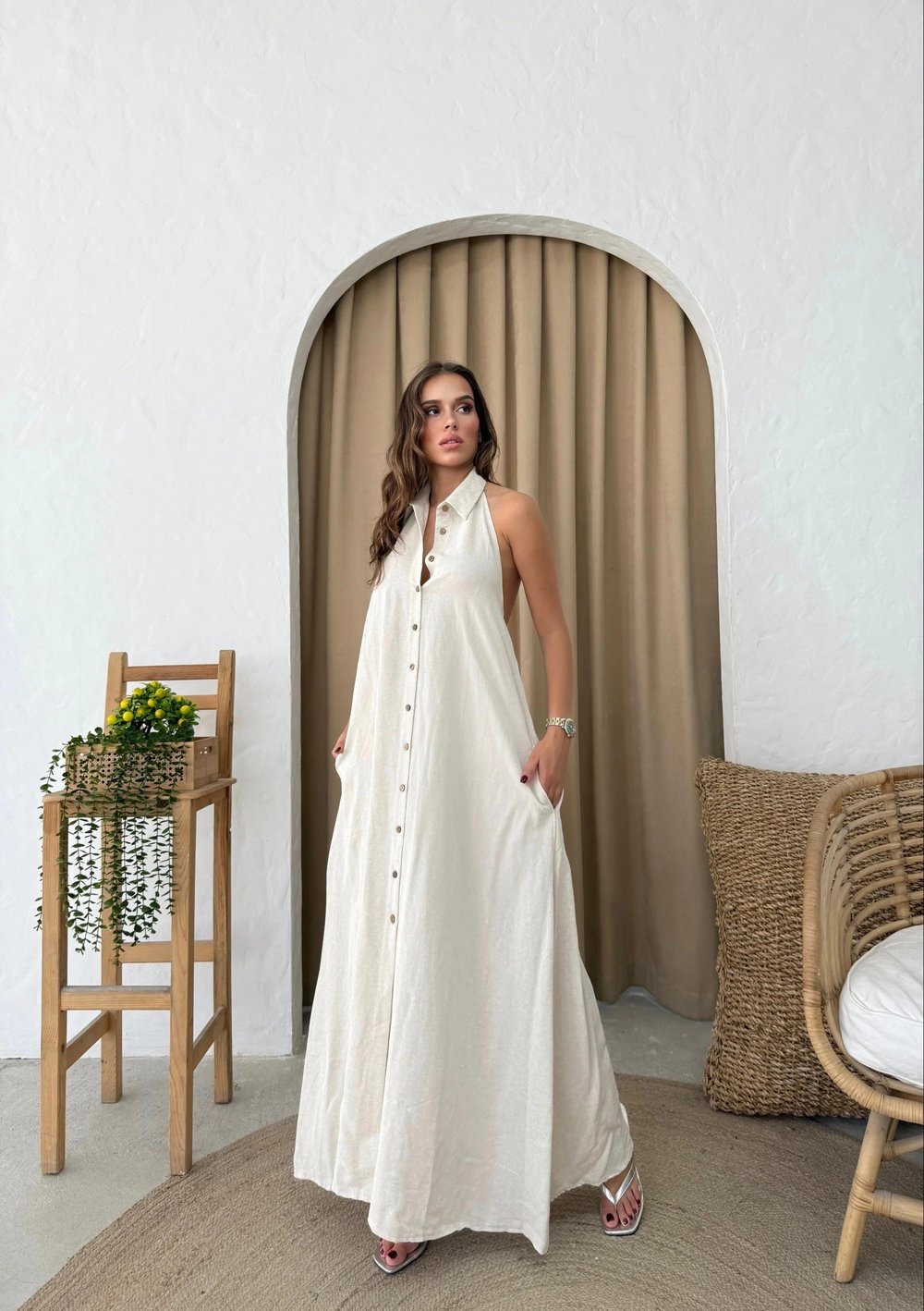 DÜĞME DETAY SIRT DEKOLTELİ UZUN KETEN ELBİSE KREM