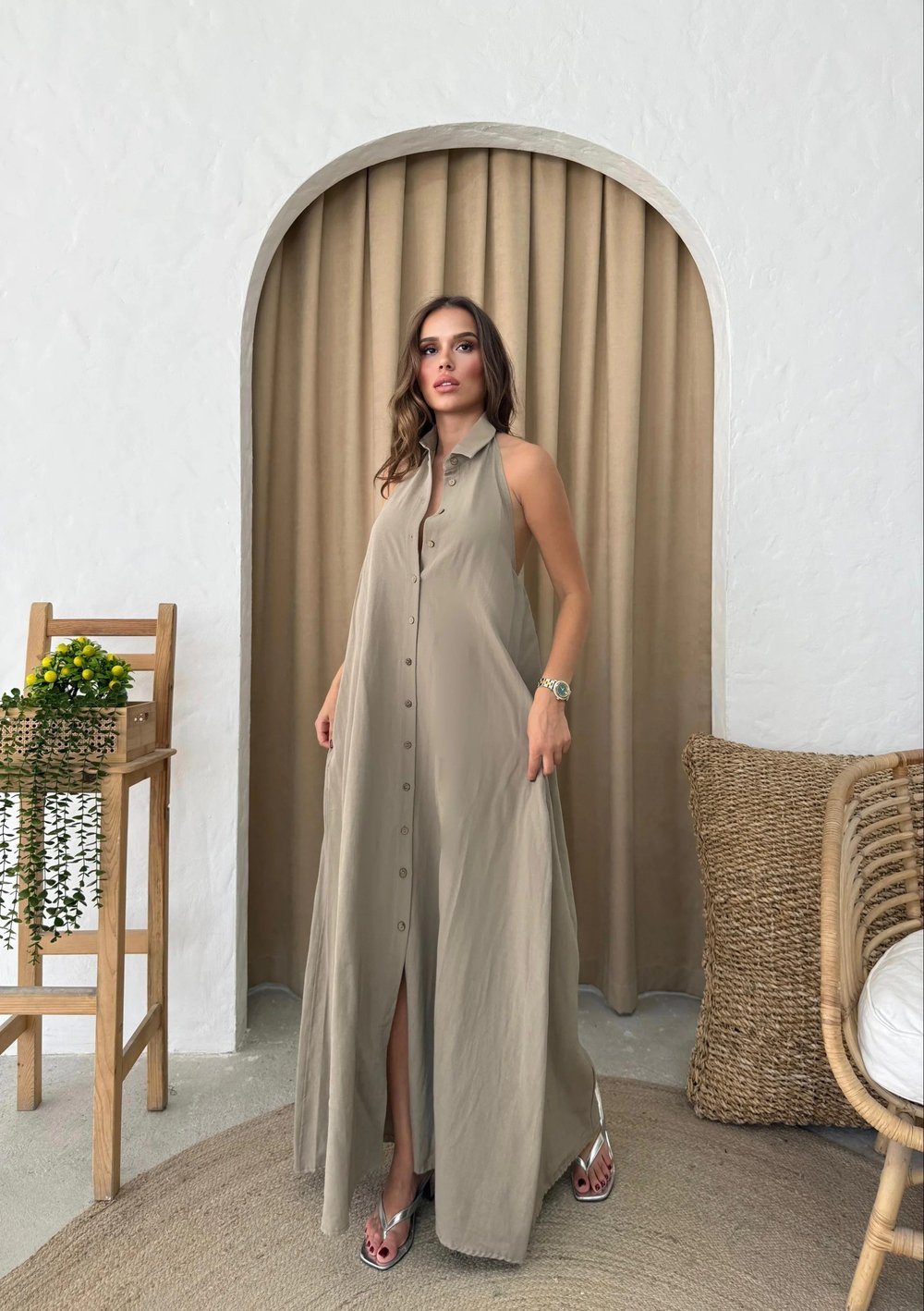 DÜĞME DETAY SIRT DEKOLTELİ UZUN KETEN ELBİSE HAKİ