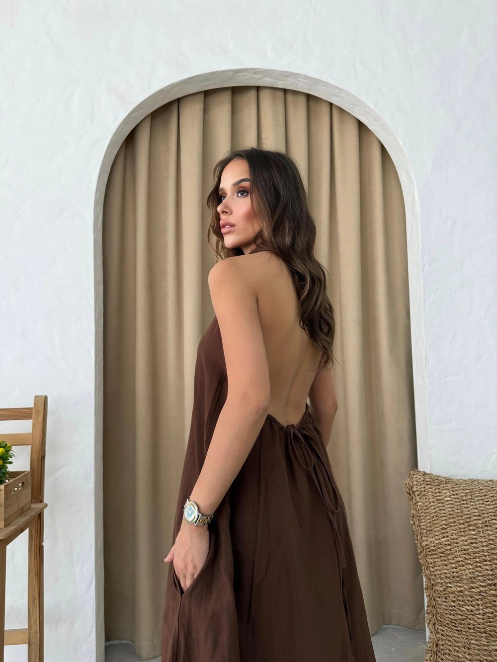 DÜĞME DETAY SIRT DEKOLTELİ UZUN KETEN ELBİSE KAHVE