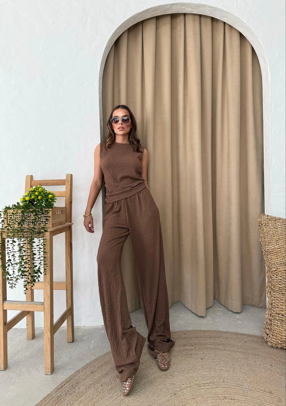 SIFIR KOL DRAPELİ BLUZ VE PANTOLONLU GOFRE İKİLİ TAKIM KAHVE