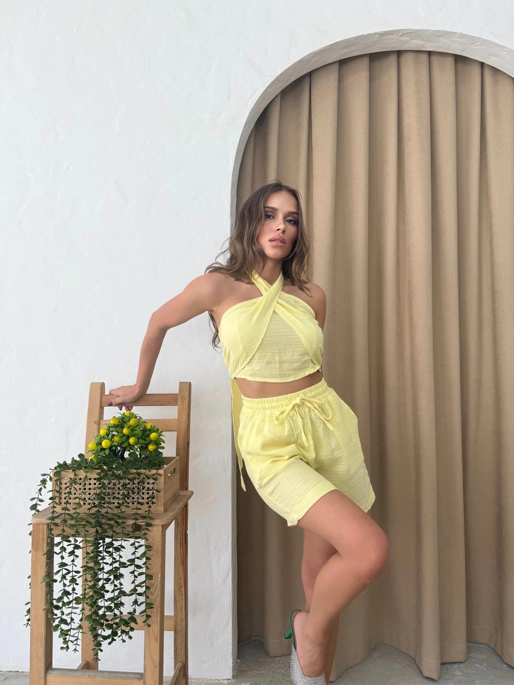 ŞORTLU VE BOYUNDAN BAĞLAMALI BLUZ KETEN İKİLİ TAKIM SARI