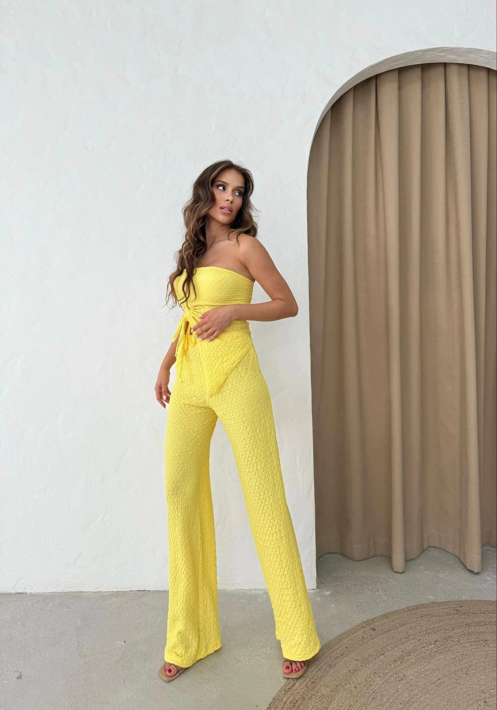 STRAPLEZ BÜZGÜLÜ BLUZ VE PANTOLONLU GOFRE İKİLİ TAKIM SARI