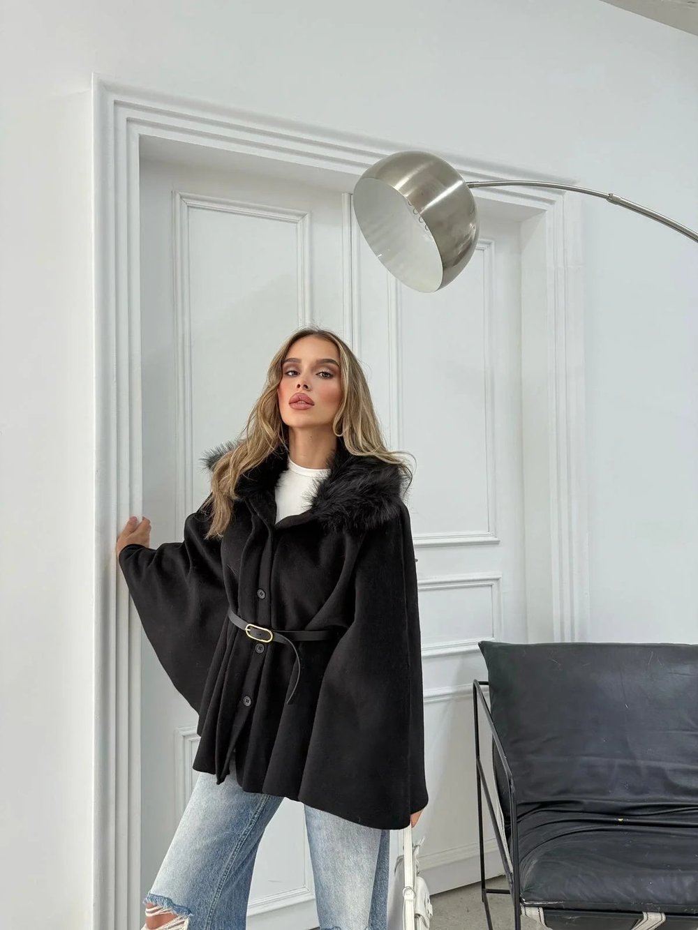 YAKA KÜRK DETAY KEMERLİ KAŞE PANÇO SİYAH