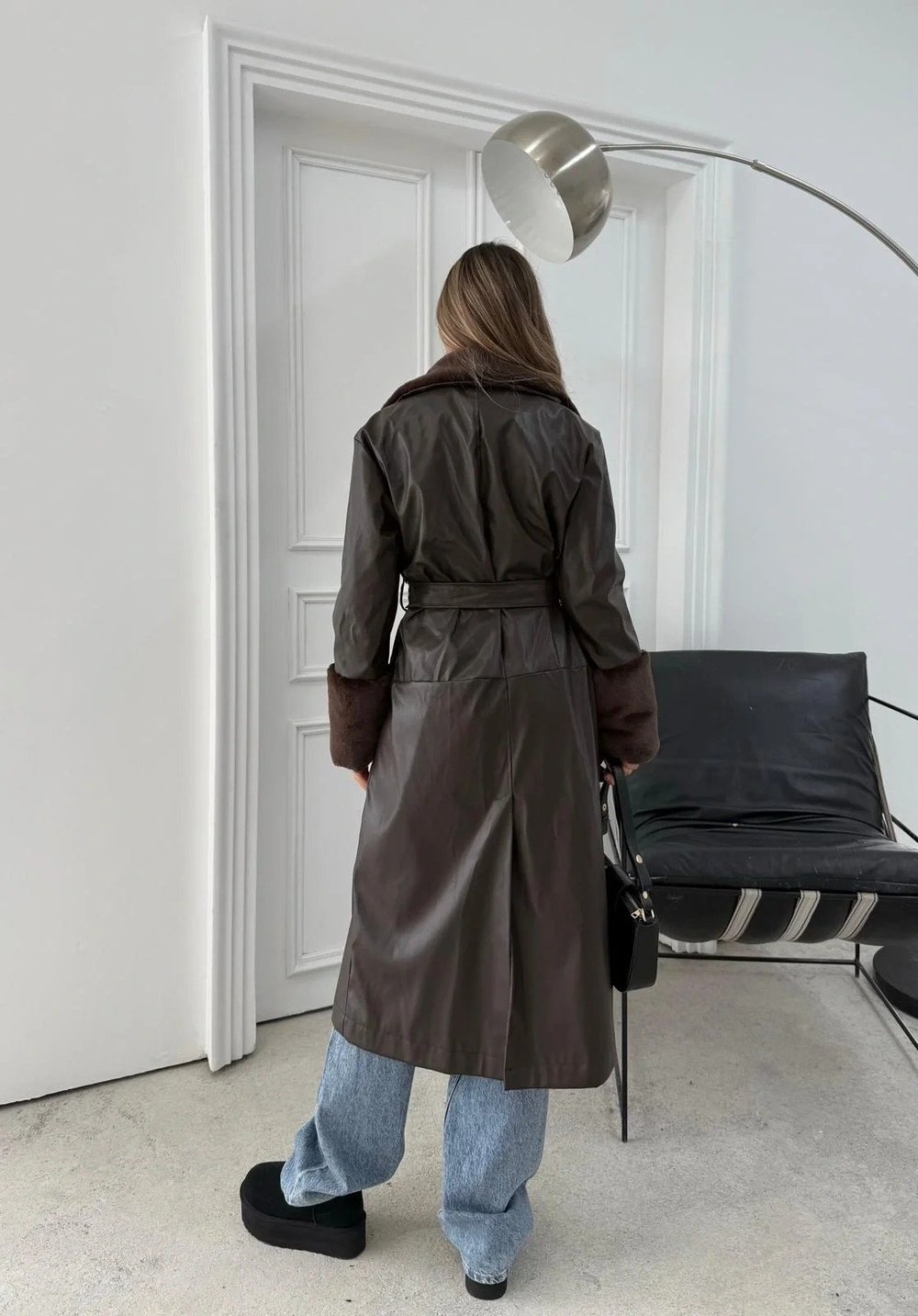 YAKA VE KOL KÜRK DETAY İÇ ASTARLI UZUN DERİ TRENÇ KAHVE