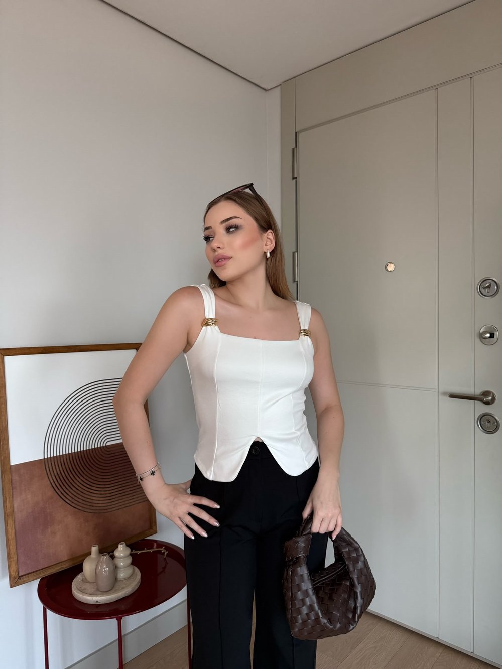 Askı Aksesuar Detay Kare Yaka Yırtmaçlı Bluz Beyaz  2301