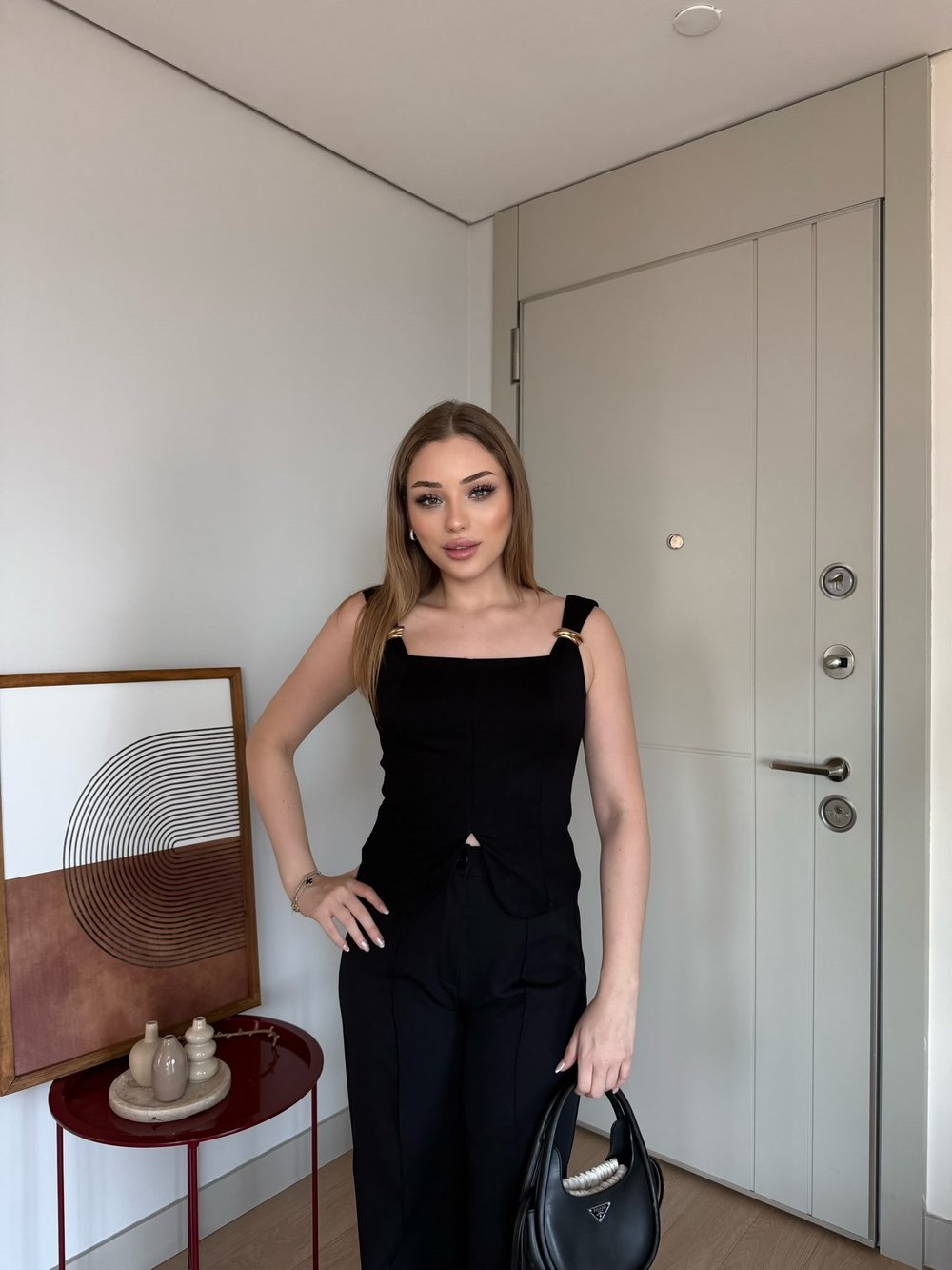 Askı Aksesuar Detay Kare Yaka Yırtmaçlı Bluz Siyah 2301