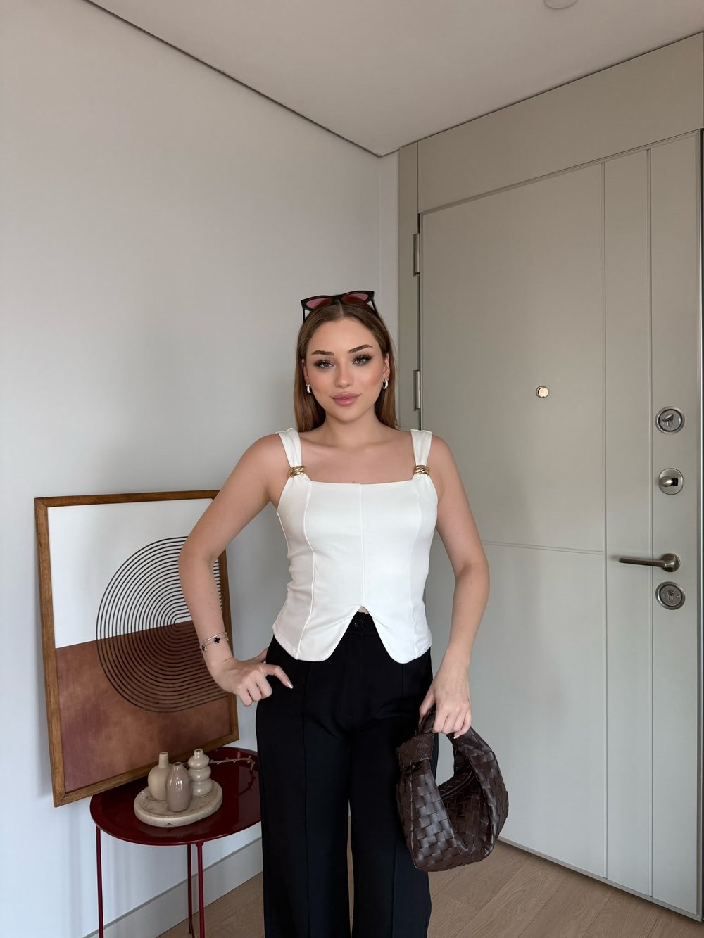 Askı Aksesuar Detay Kare Yaka Yırtmaçlı Bluz Beyaz  2301