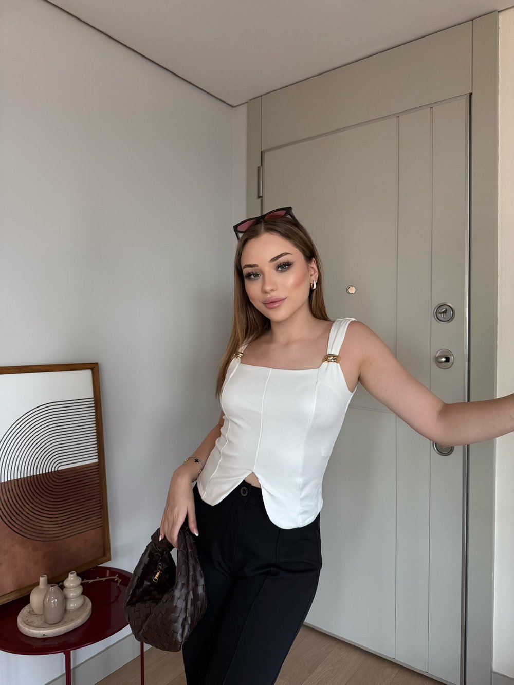 Askı Aksesuar Detay Kare Yaka Yırtmaçlı Bluz Beyaz  2301