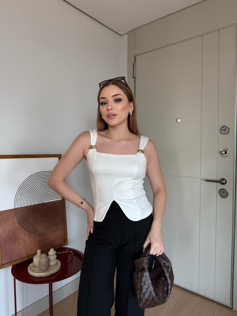 Askı Aksesuar Detay Kare Yaka Yırtmaçlı Bluz Beyaz  2301