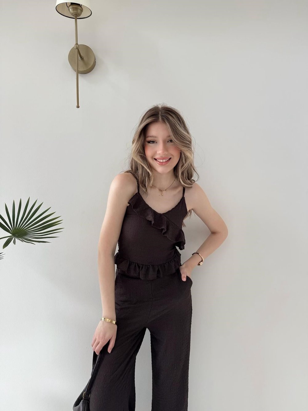 Askılı Fırfırlı Bluz ve Pantolonlu İkili Gofre Takım Kahve 2125