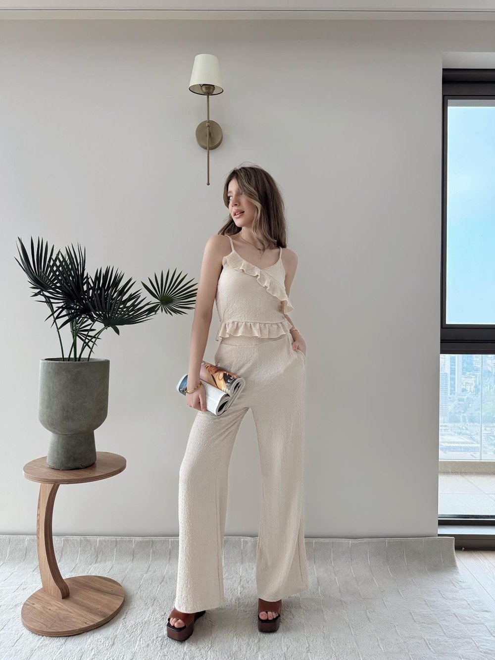 Askılı Fırfırlı Bluz ve Pantolonlu İkili Gofre Takım Bej 2125