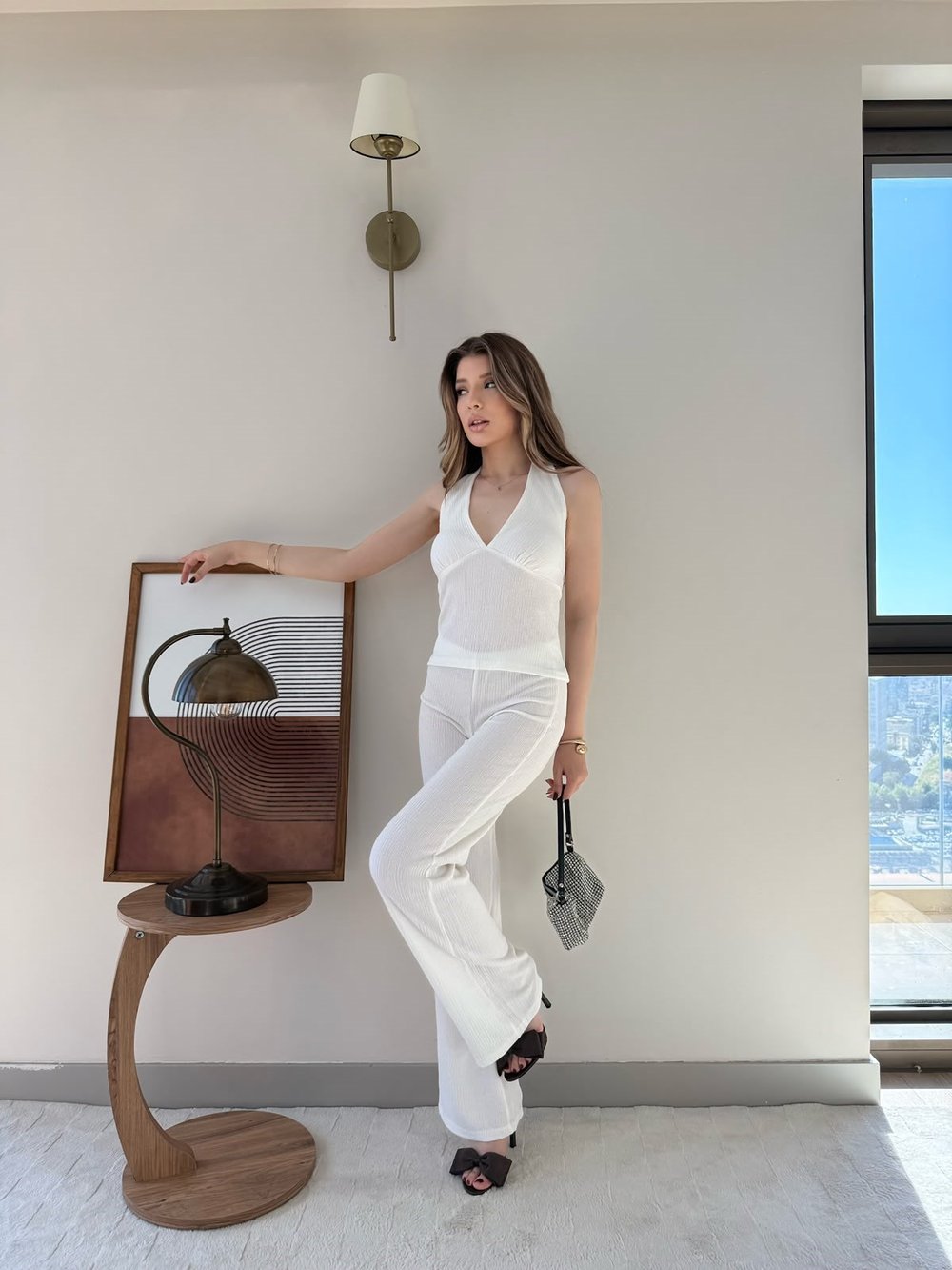 Boyundan Geçmeli Sırt Dekolte Detay Bluz ve Pantolonlu Gofre İkili Takım Beyaz 2325