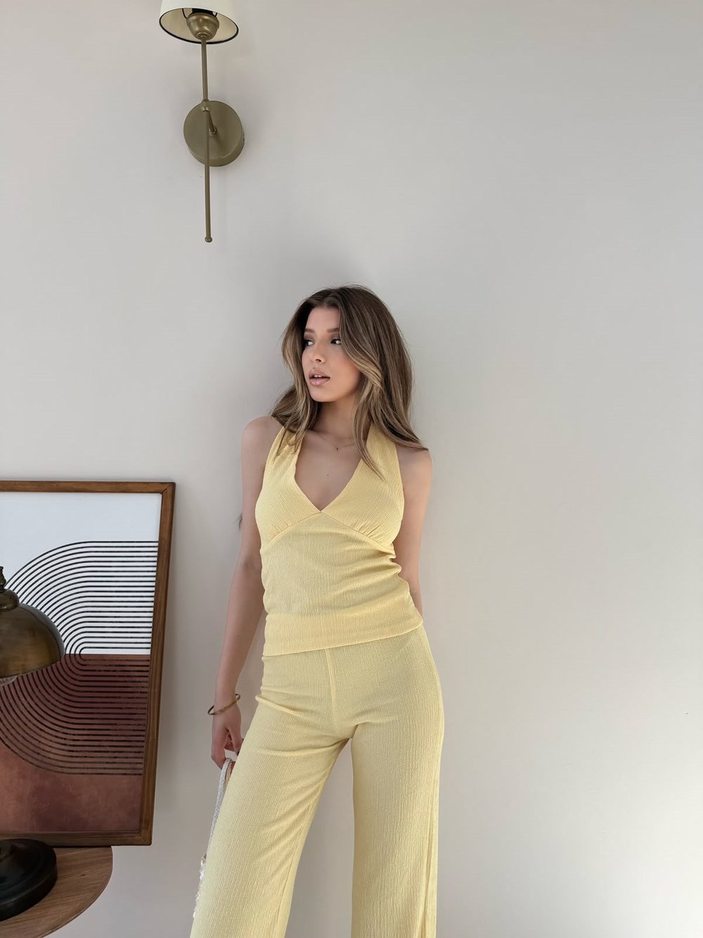 Boyundan Geçmeli Sırt Dekolte Detay Bluz ve Pantolonlu Gofre İkili Takım Sarı 2325