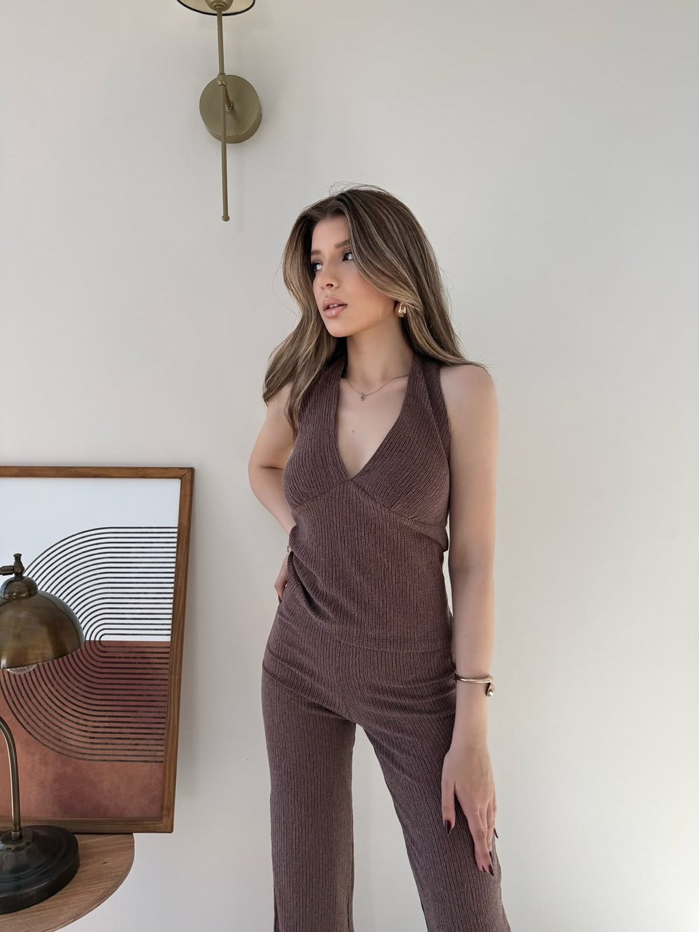 Boyundan Geçmeli Sırt Dekolte Detay Bluz ve Pantolonlu Gofre İkili Takım Kahve 2325