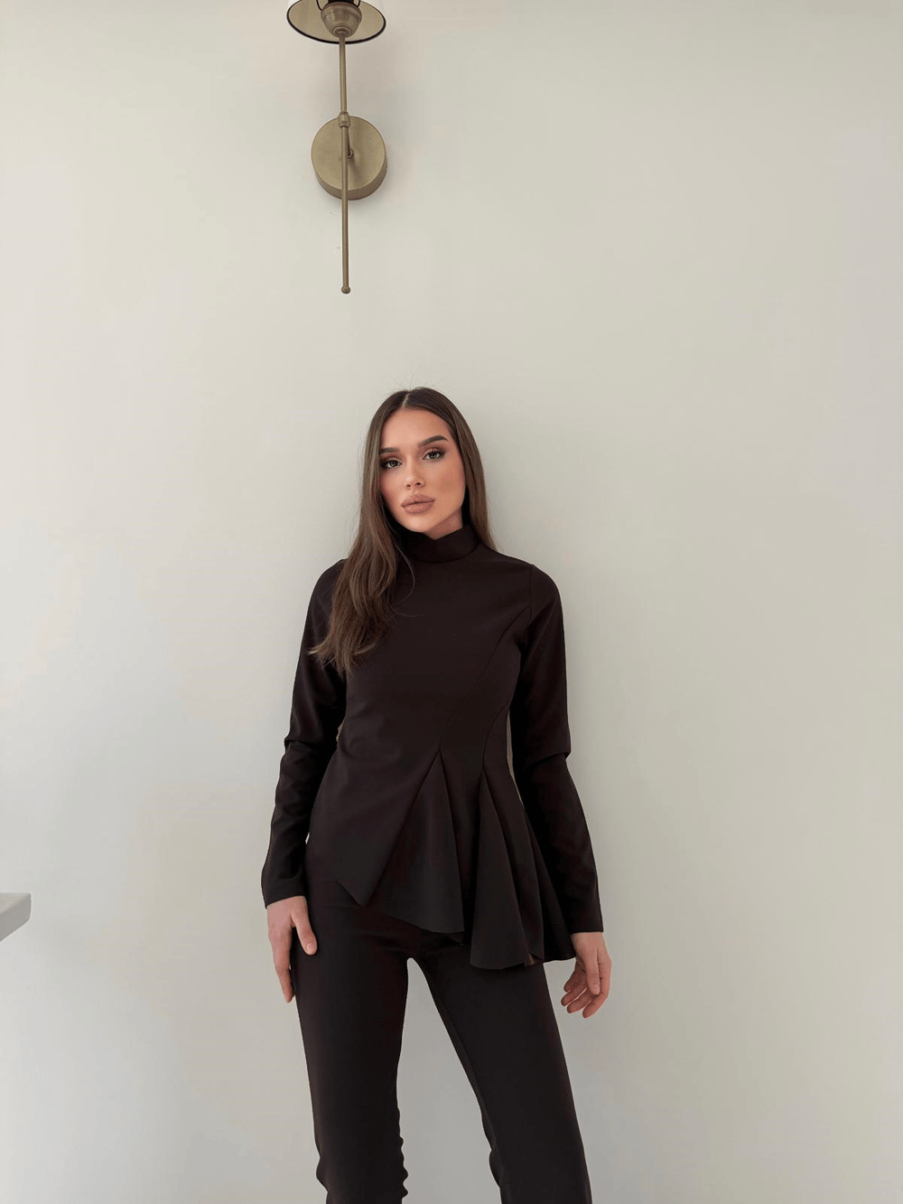 Dik Yaka Bel Asimetrik Drape Detay Bluz ve Pantolonlu Crep İkili Takım Acı Kahve 2027