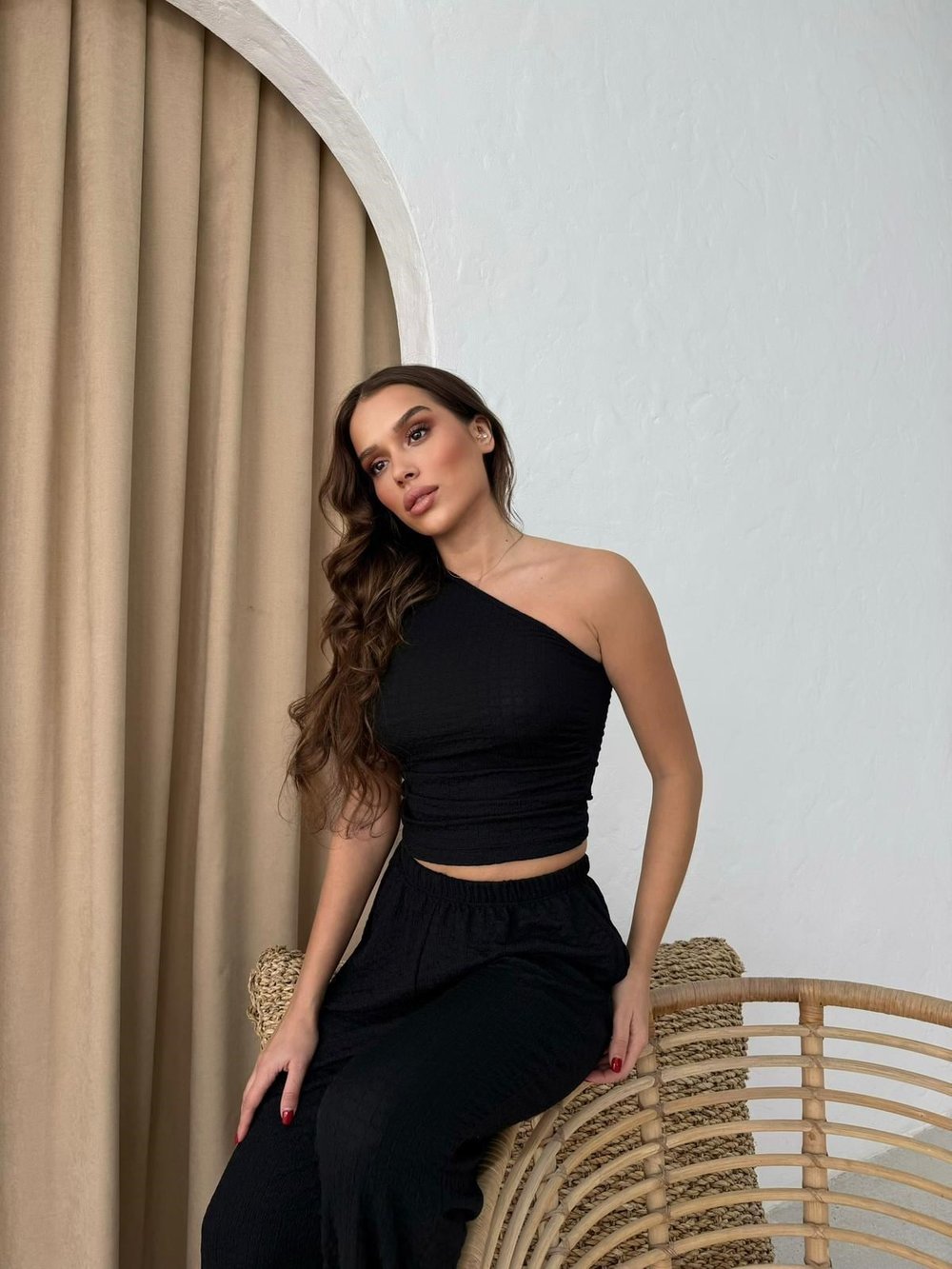 Tek Omuz Bel Drape Detay Bluz ve Pantolonlu Gofre İkili Takım Siyah 2225