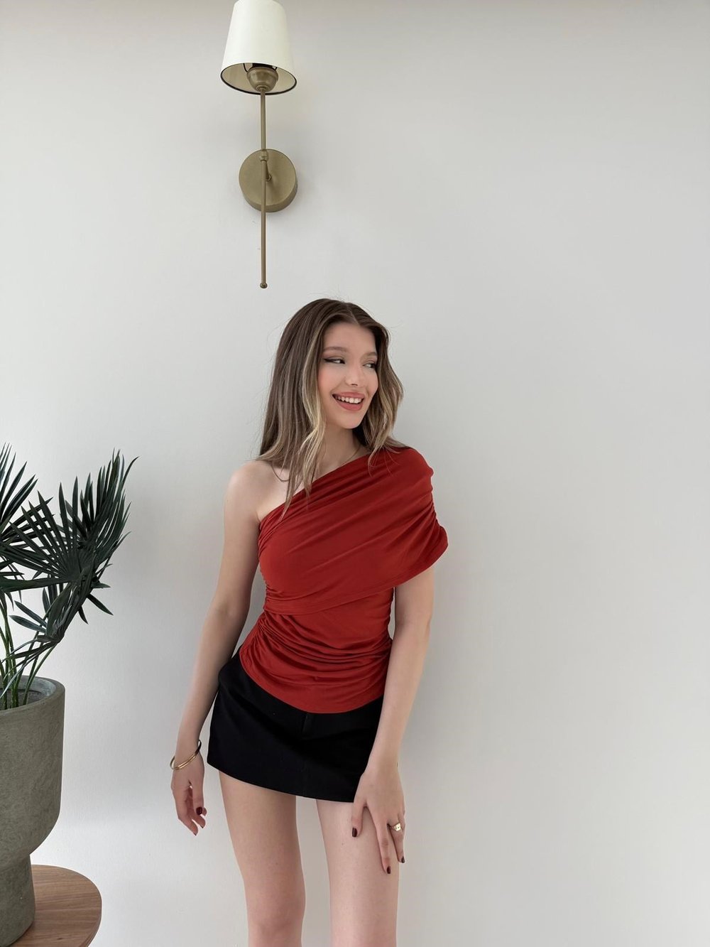 Tek Omuz Bel Drape Detay Sandy Bluz Tarçın 2209