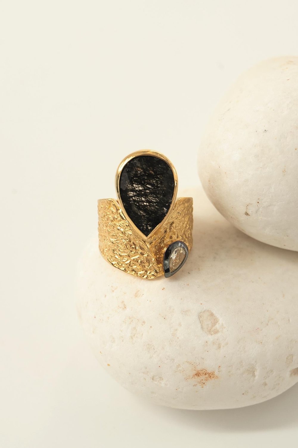 Black Rutil 8.10 ct Quartz Strin 0.60 ct 