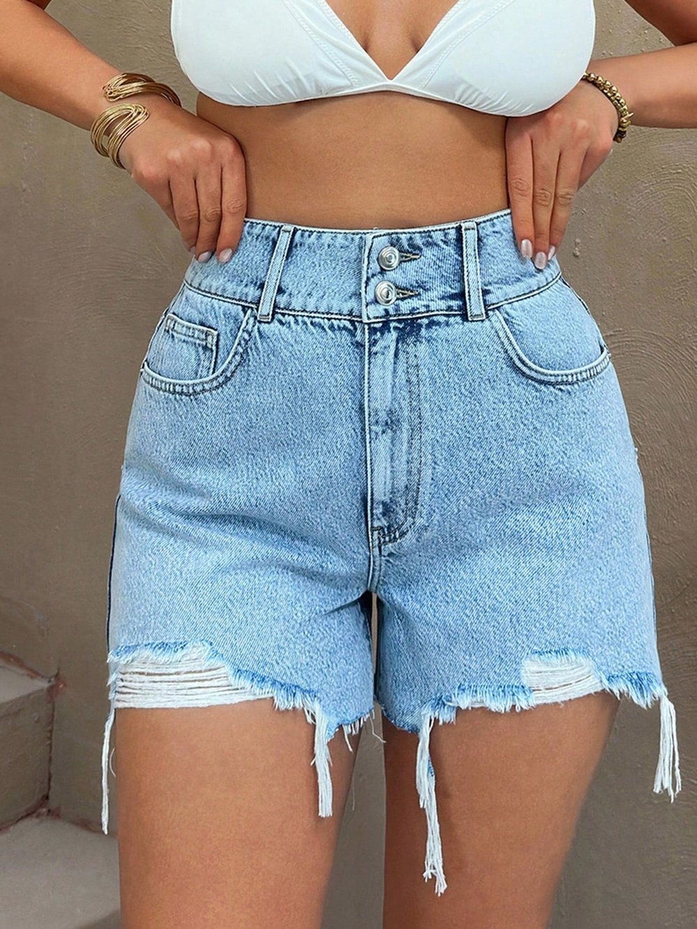 Kadın Açık Mavi Yüksek Bel Jean Şort – Yırtık Detaylı Denim Şort