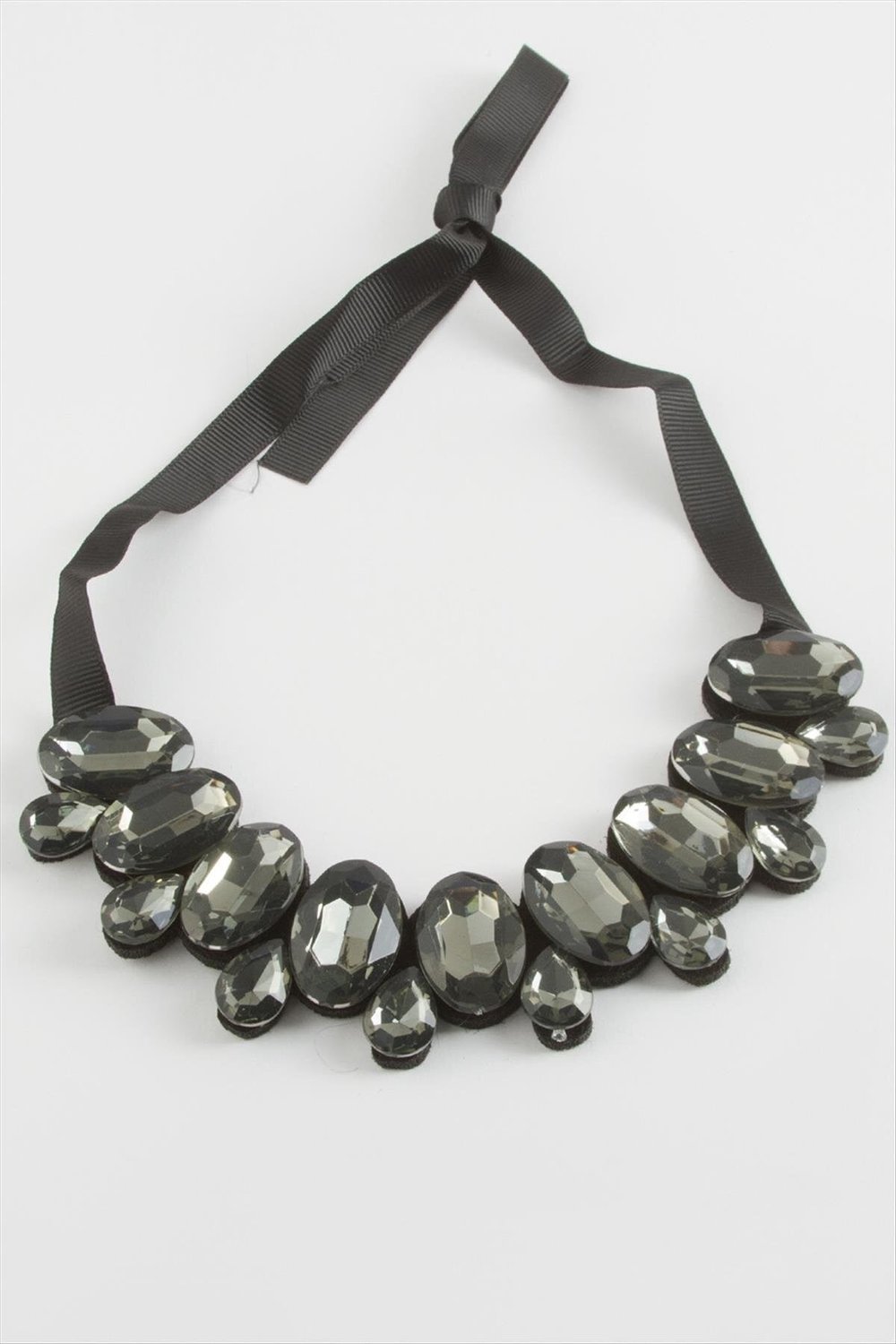 Oval Taşlı Yaka Kolye