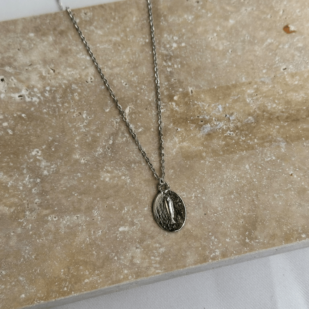 Balık Figürlü Dövme Dokulu Oval Plaka Silver Kolye
