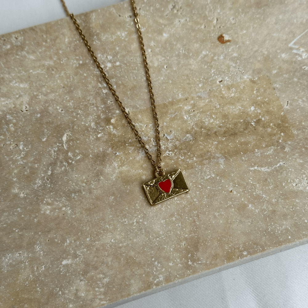 Kırmızı Mineli Kalp Mühürlü Gold Zarf Kolye