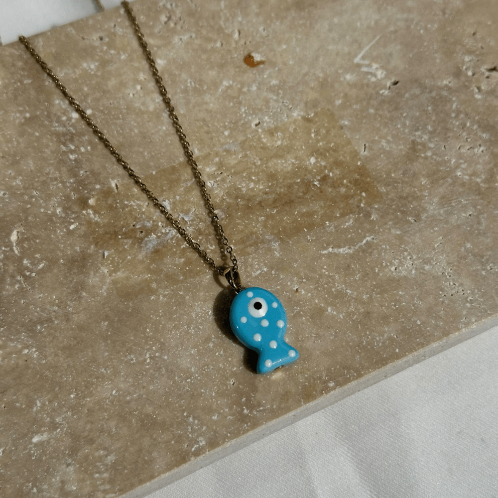 Mavi Mineli Benekli Balık Motifli Kolye