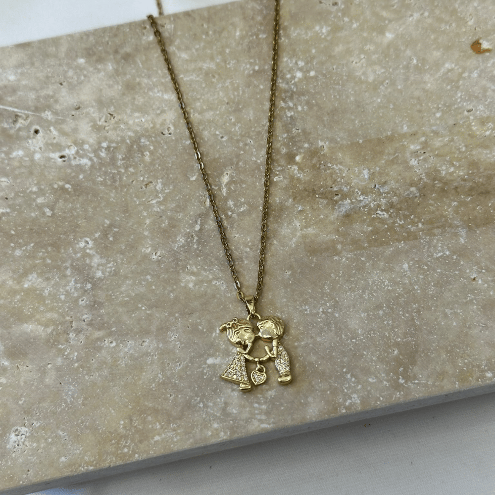 Romantik Kız Erkek Çocuk Figürlü Zirkon Taşlı Gold Kolye