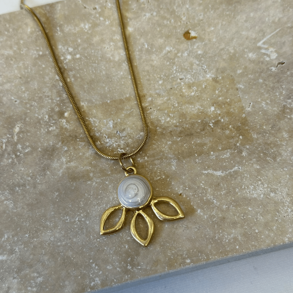 Sedefimsi İnci Taşlı Lotus Yaprağı Gold Kolye