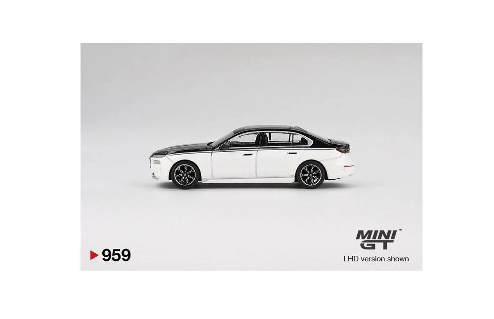 Mini GT BMW i7 xDrive60 Alpine White / Black Sapphire Diecast Model Araba