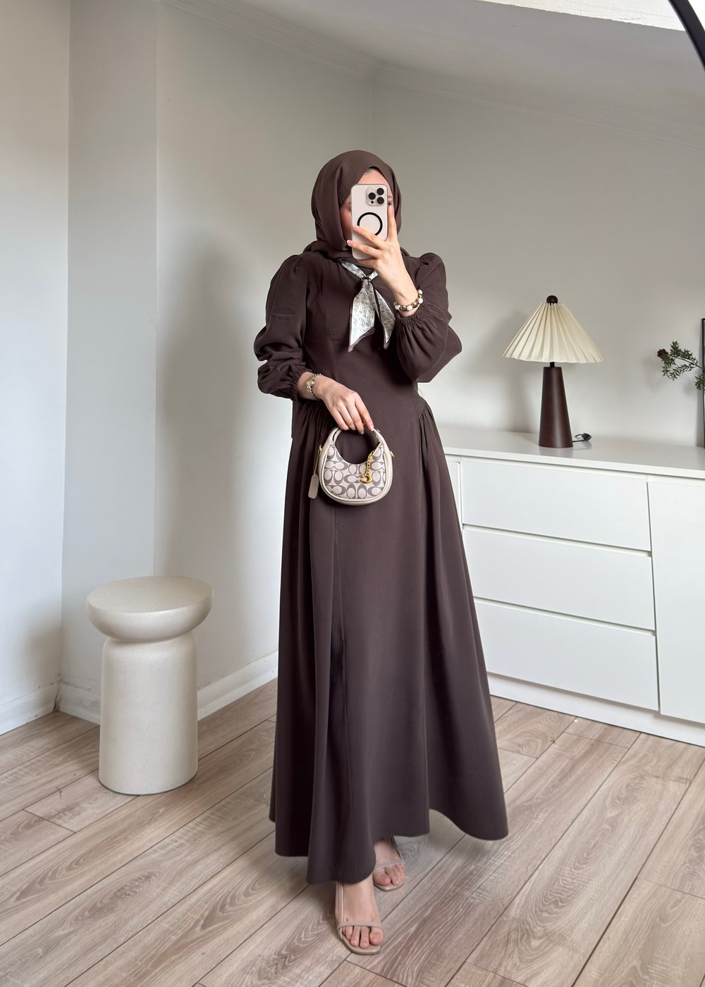 Fularlı Belden Oturtmalı Elbise Kahve
