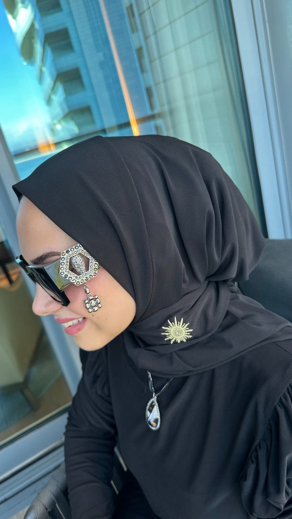 Siyah Çıtçıtlı Hijab Şal
