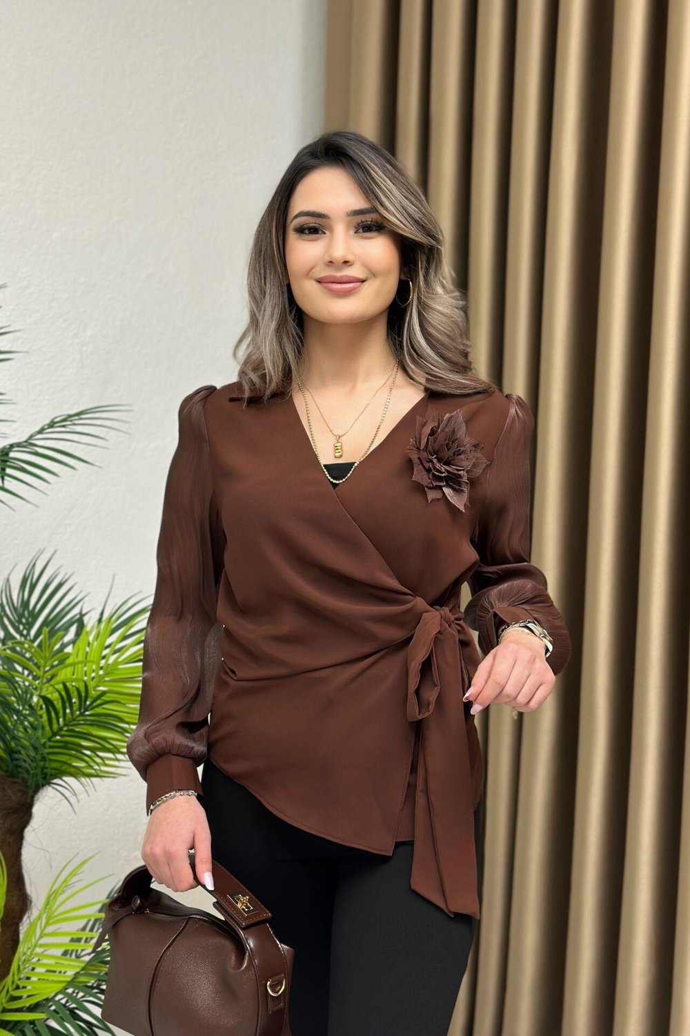 Gül Broşlu Kolları Şifon Kruvaze Bluz Acı Kahve