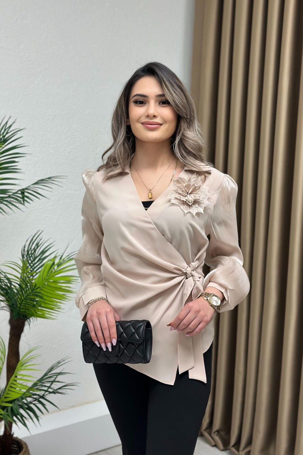 Gül Broşlu Kolları Şifon Kruvaze Bluz Bej