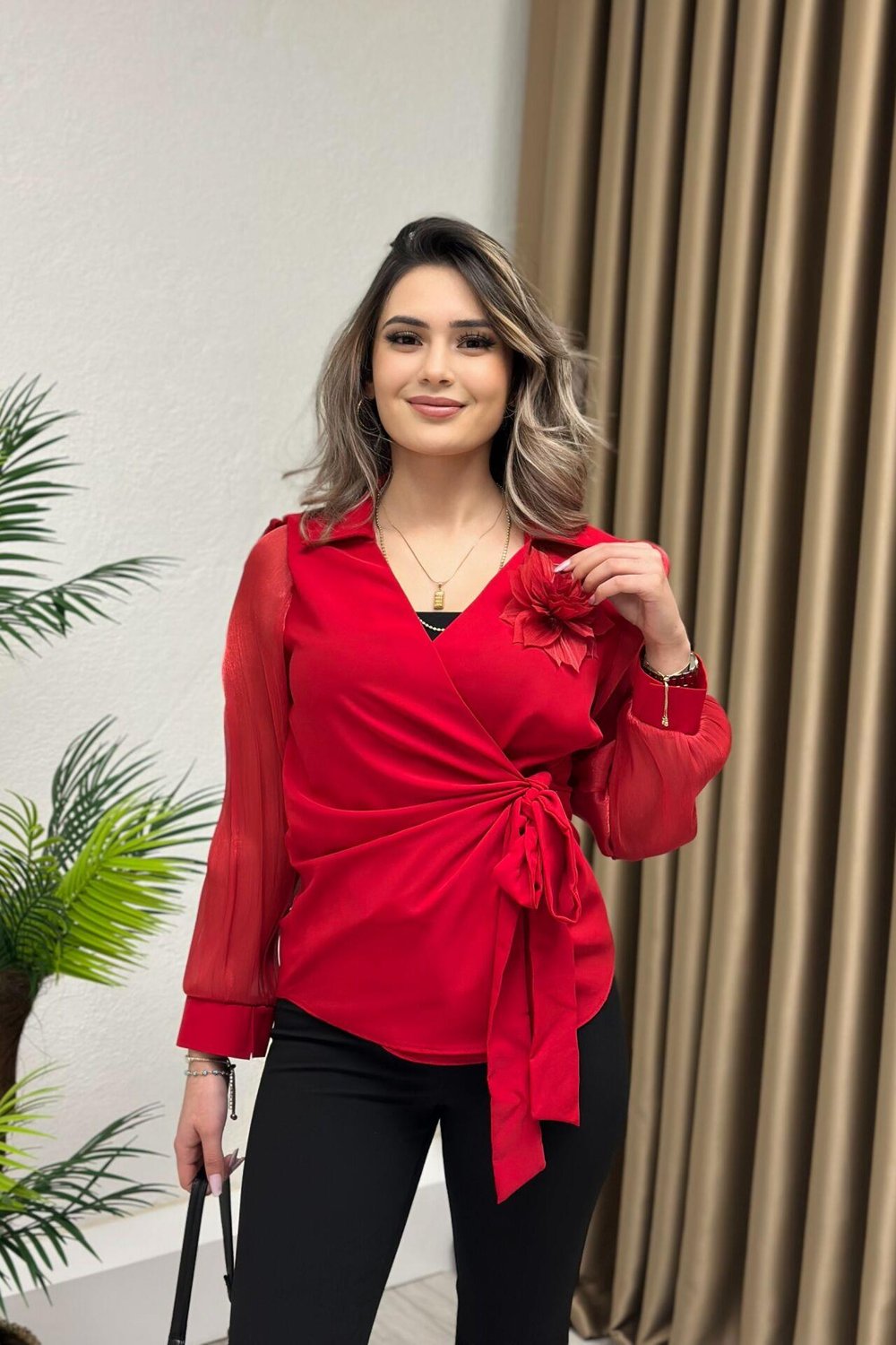 Gül Broşlu Kolları Şifon Kruvaze Bluz Kırmızı