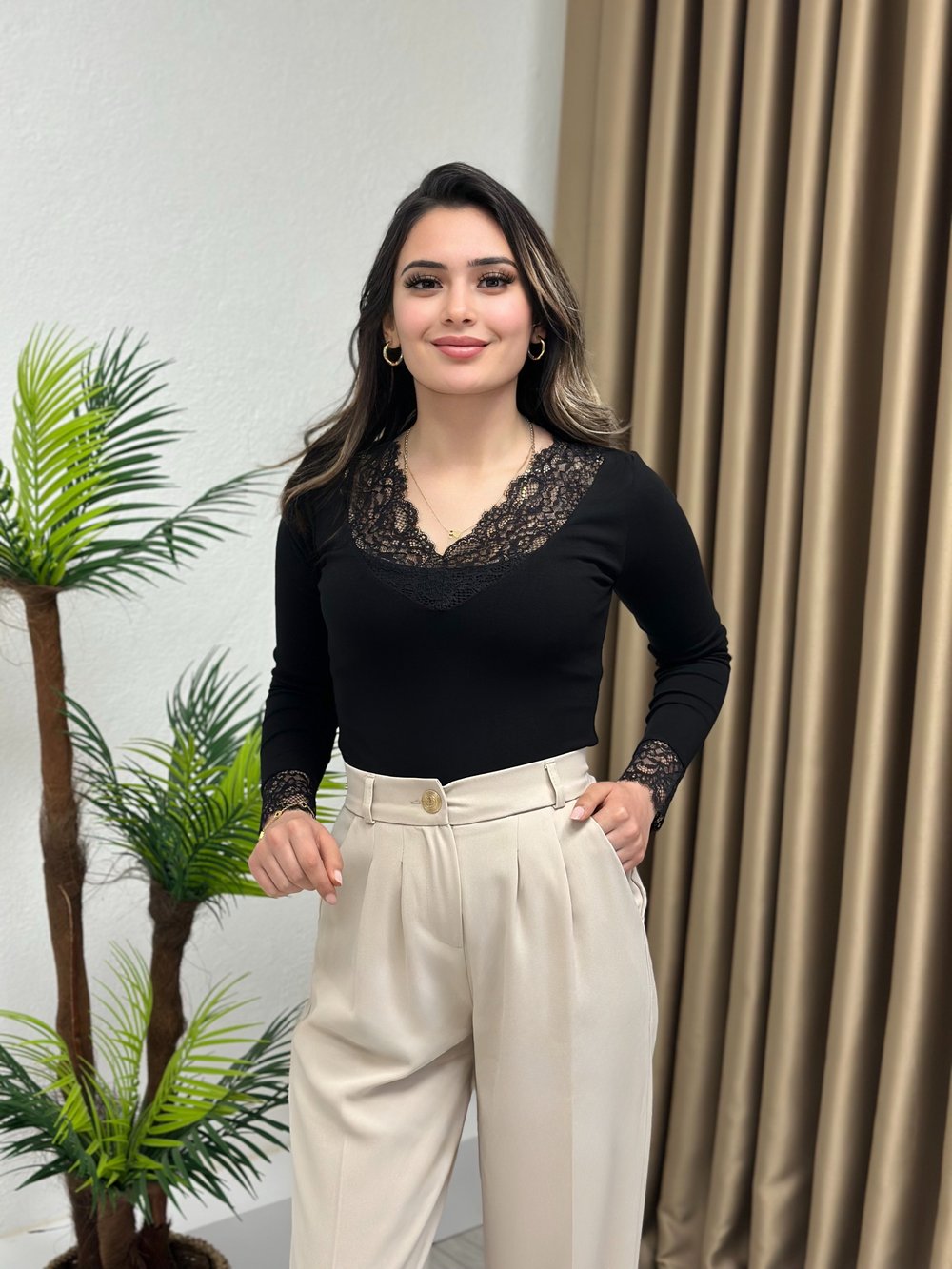 Likralı İthal Çilek Kumaş Yaka Ve Kol Ağızları Dantelli Bluz Siyah