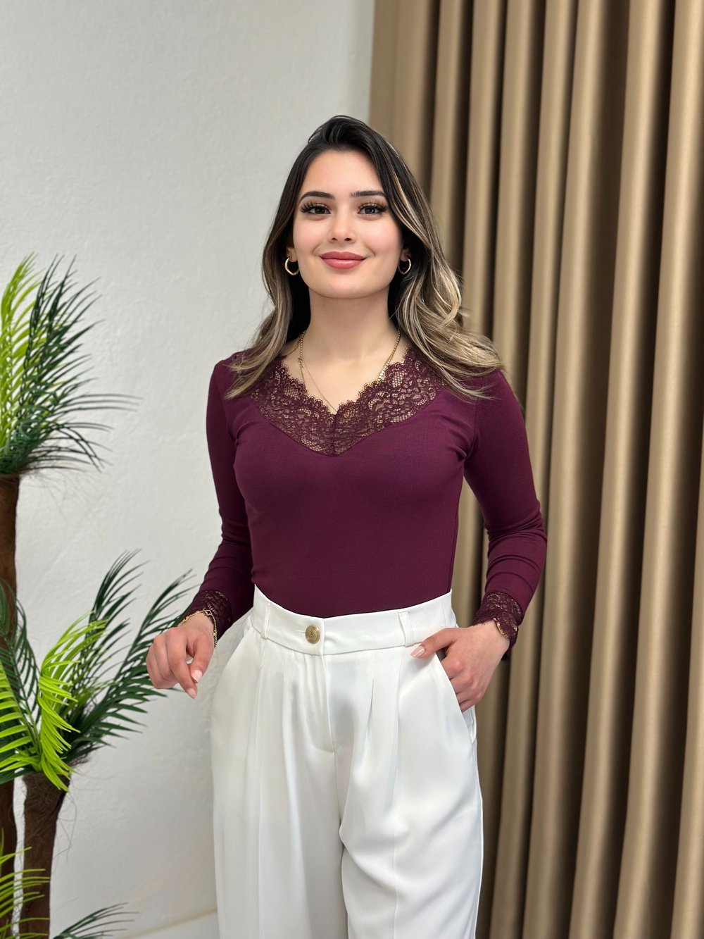 Likralı İthal Çilek Kumaş Yaka Ve Kol Ağızları Dantelli Bluz Mürdüm 