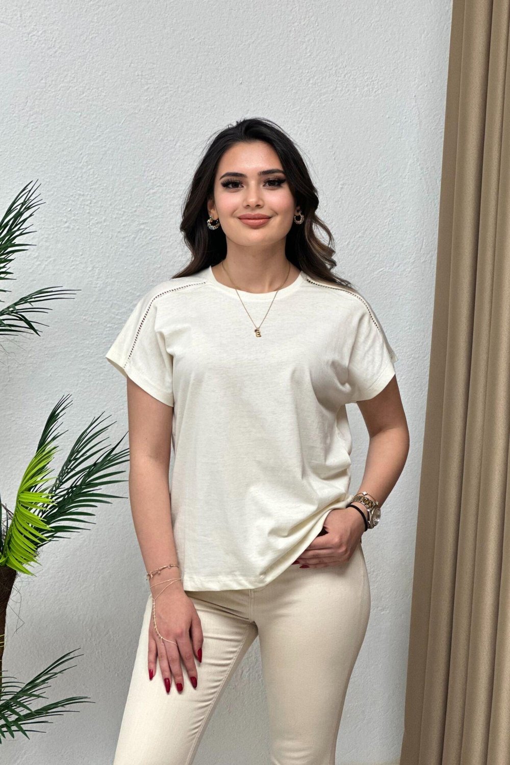 Orjinal Marka Omuzları Ajur Şerit Detaylı T-Shirt Krem