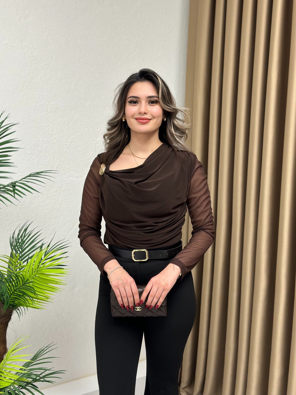 Sandy Kumaş Gold Broşlu Drapeli Tül Kol Bluz Acı Kahve
