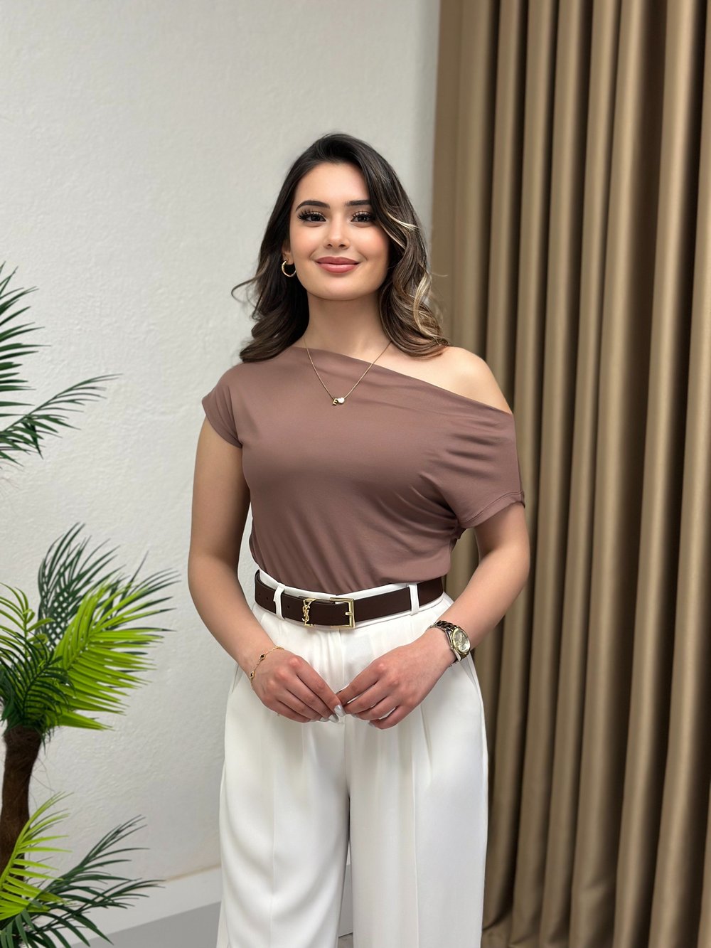 Sandy Kumaş Kayık Yaka Drapeli Bluz Beyaz