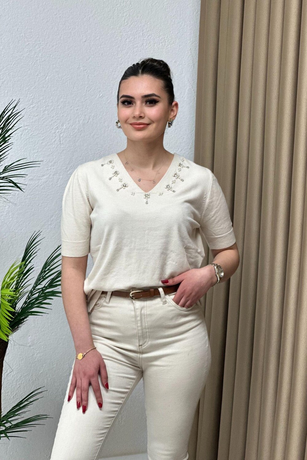 V Yaka Aksesuar Detaylı Premium Kalite Merserize Bluz Bej