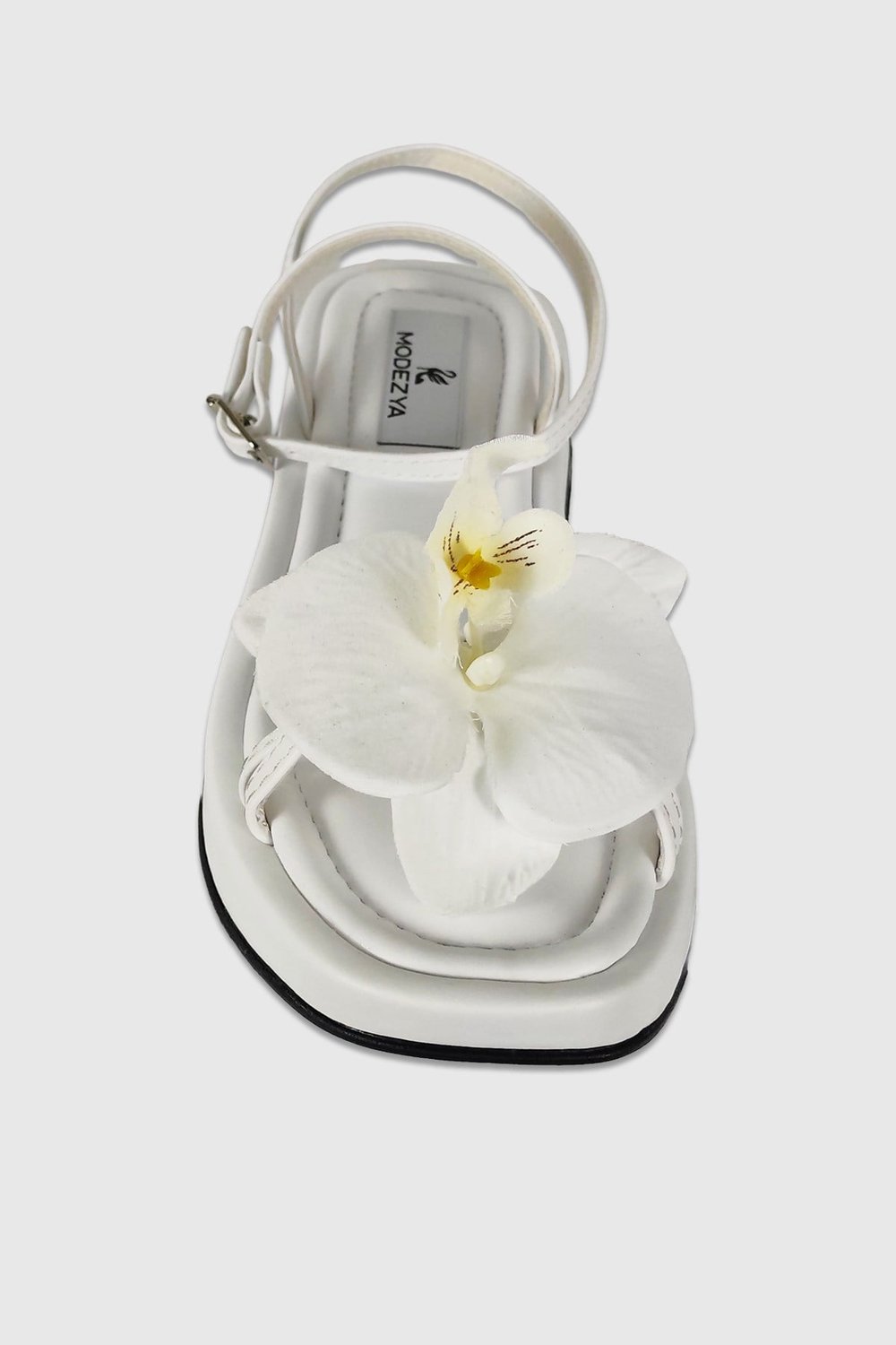 Flower Beyaz Mat Çiçek Detaylı Bilek Bağlamalı Kadın Sandalet