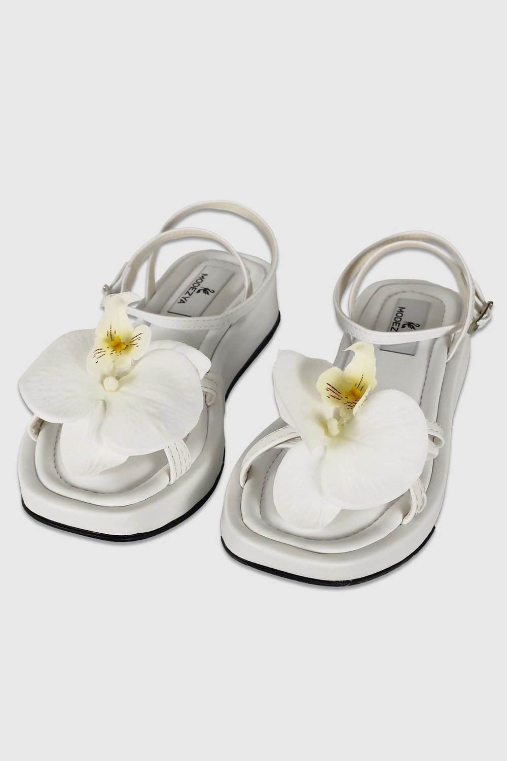 Flower Beyaz Mat Çiçek Detaylı Bilek Bağlamalı Kadın Sandalet
