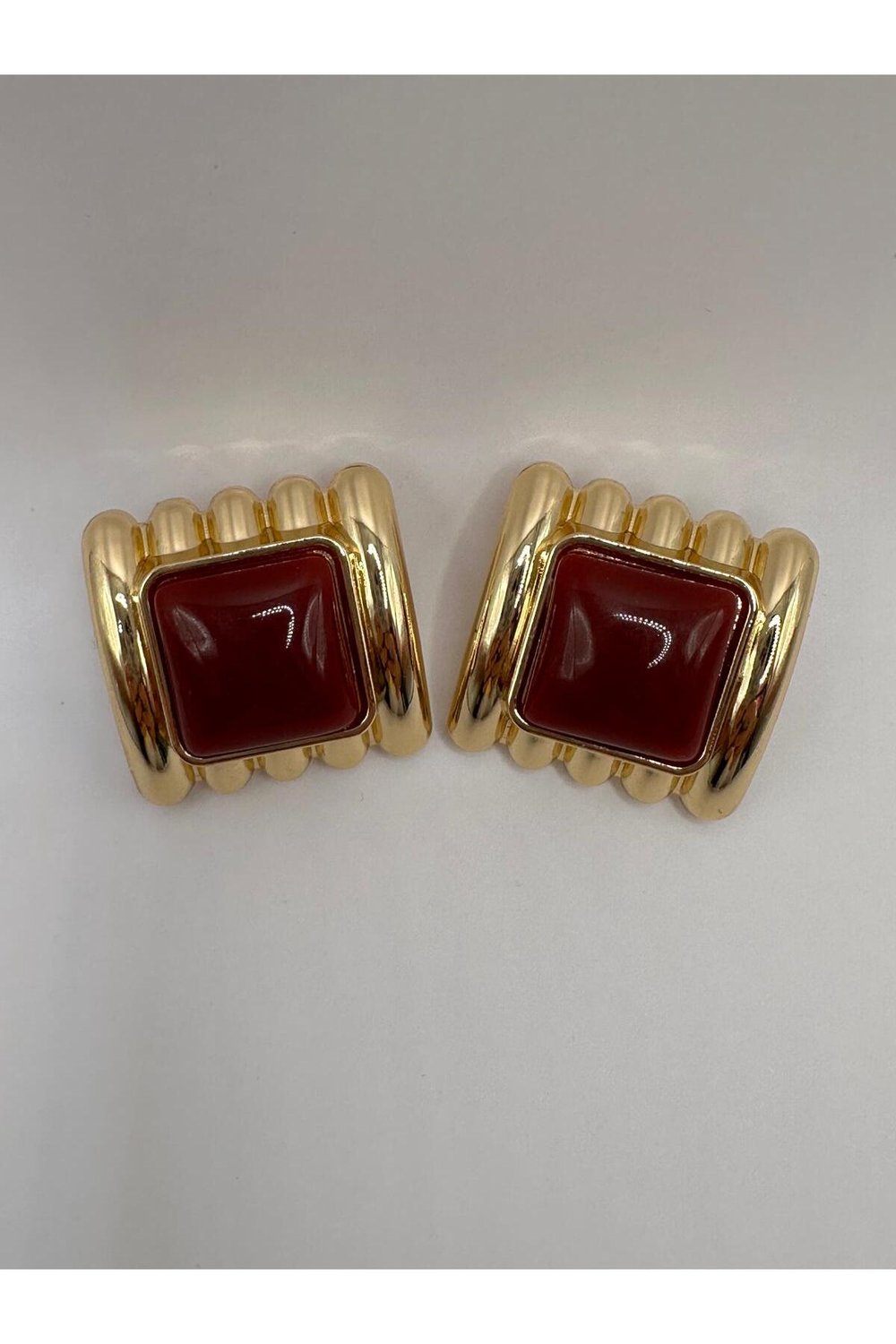 Bordo Taşlı Gold Kare Vintage Esintili Küpe