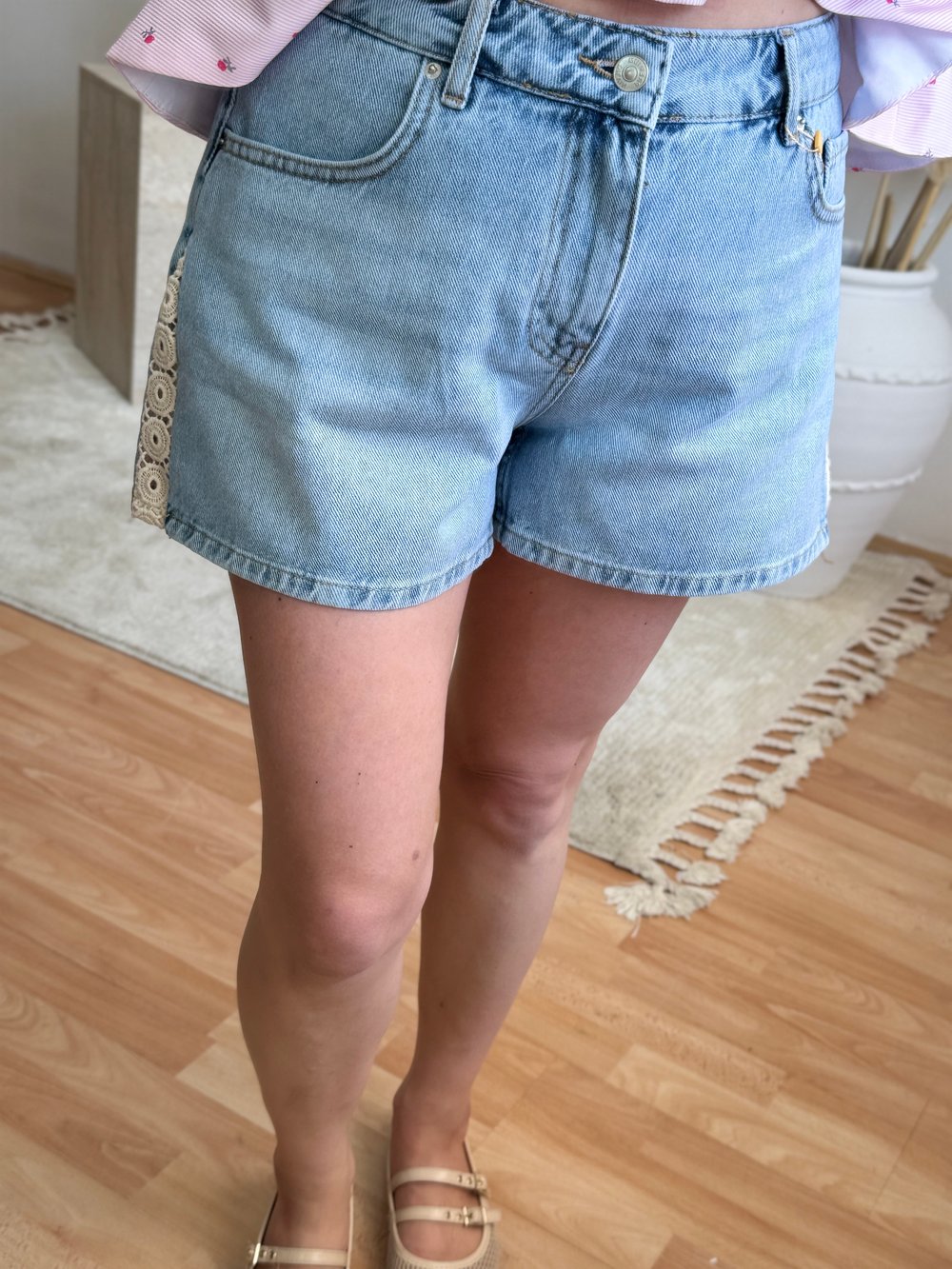 Dantel Şerit Detaylı Denim Şort