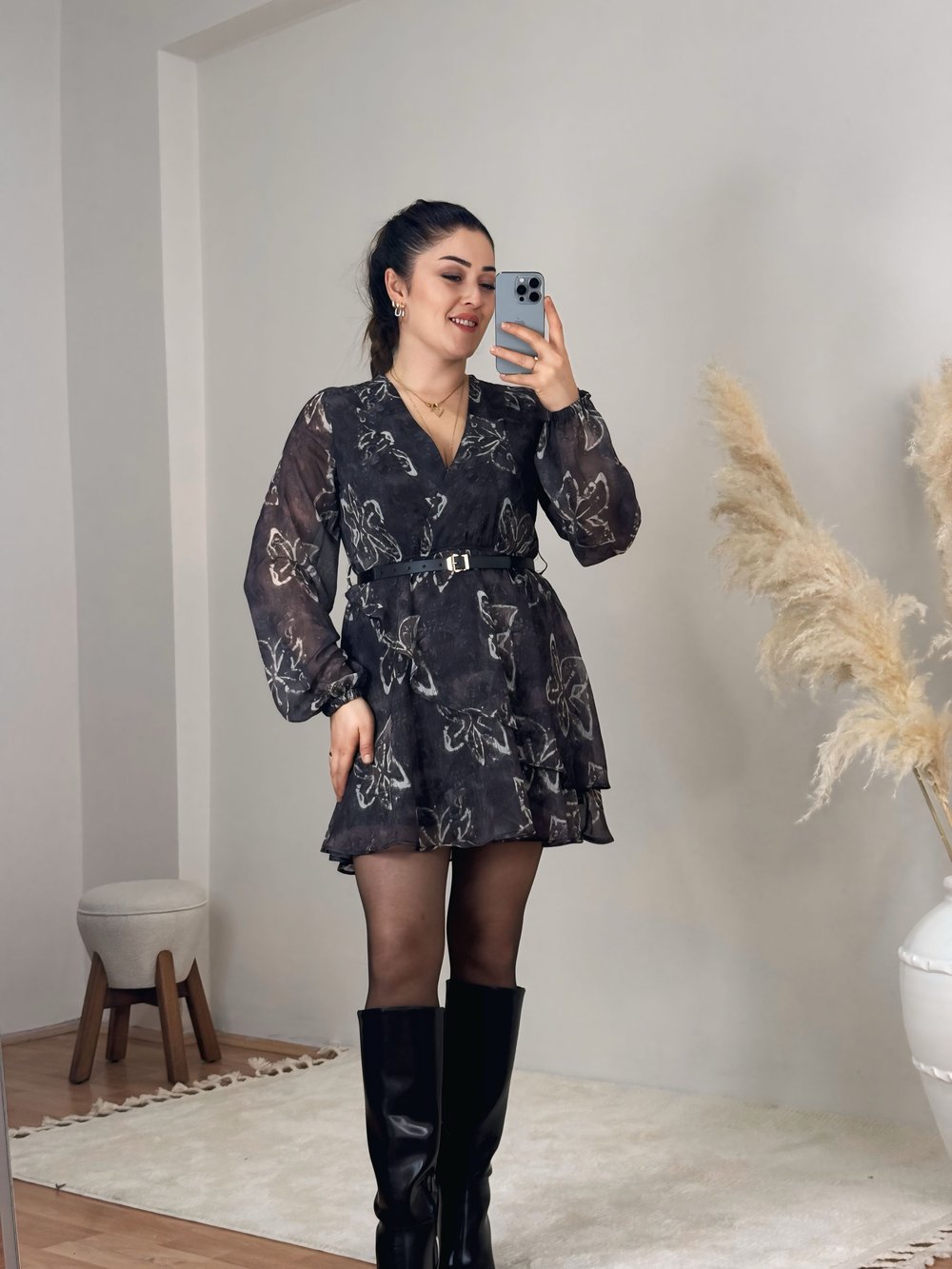 V Yaka Desenli Şifon Mini Elbise (Kemer Detaylı)