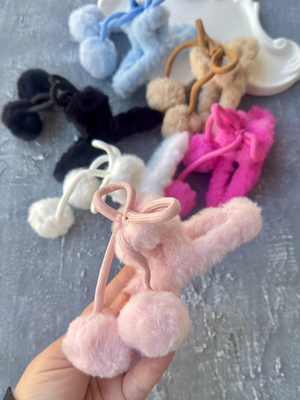 Ponpon Sallantılı Peluş Mandal