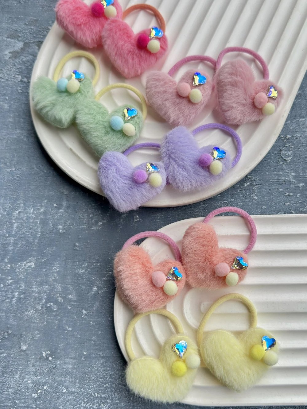 Taş Detaylı Peluş Kalp Lastik