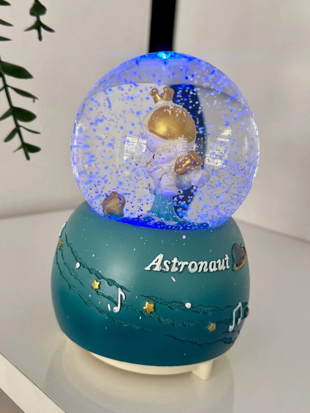 Astronot Kar Püskürtmeli Müzikli Kar Küresi
