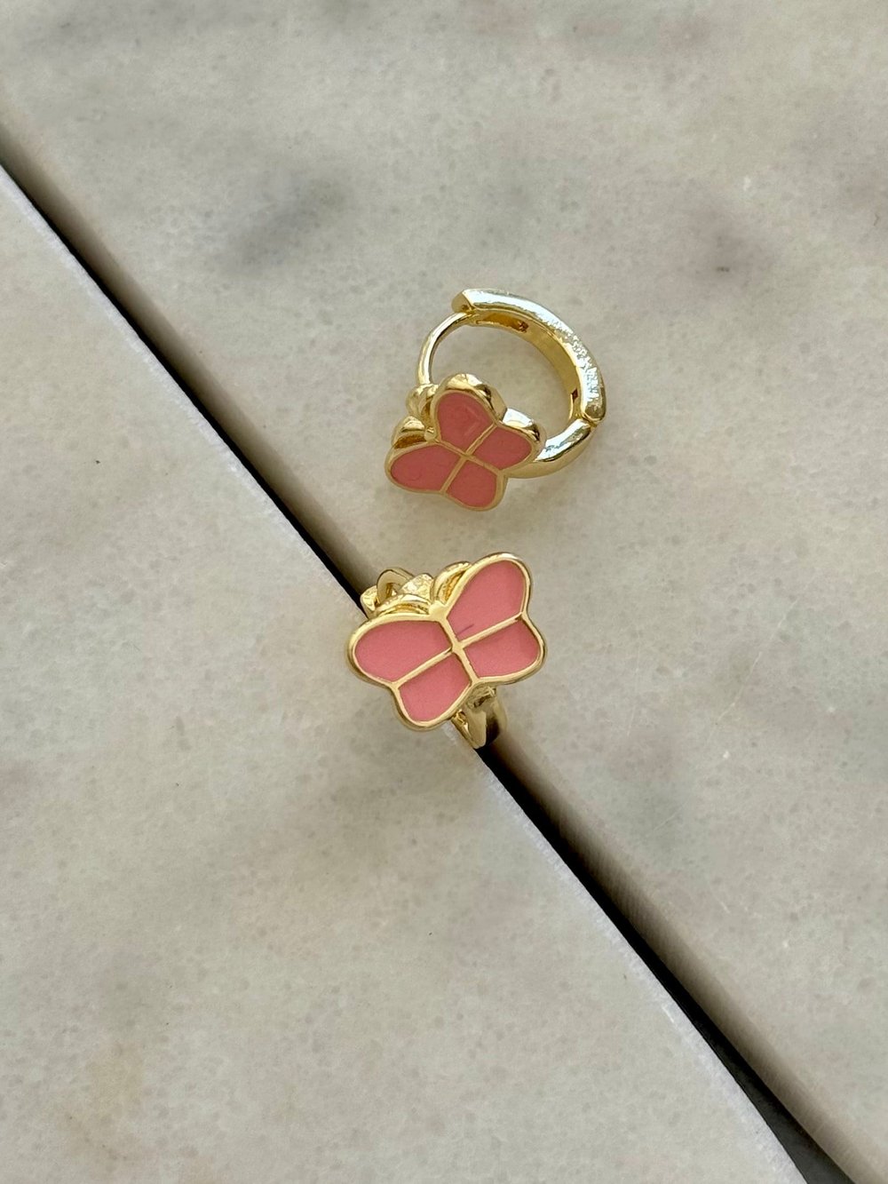Pembe Kelebek Figürlü Gold Halka Çelik Küpe